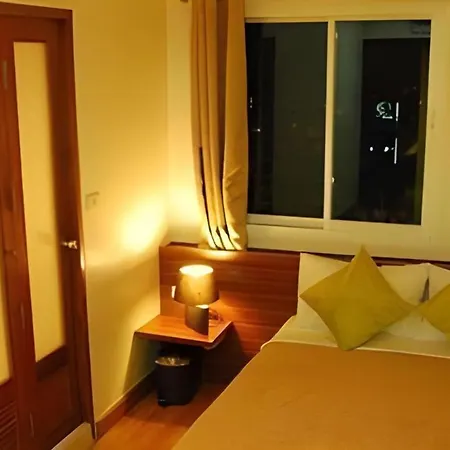 White House Asoke Sukhumvit 18