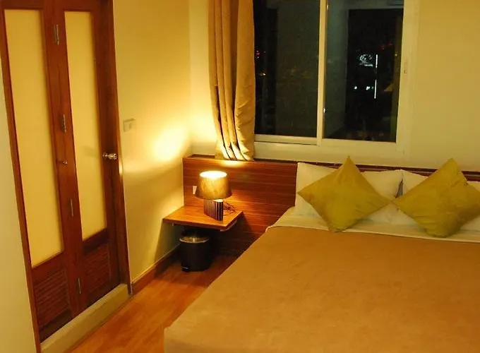 ホテル White House Asoke Sukhumvit 18 バンコク都