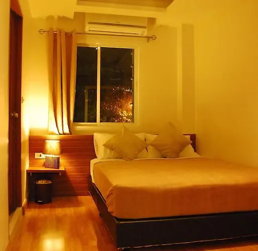 White House Asoke Sukhumvit 18 Бангкок