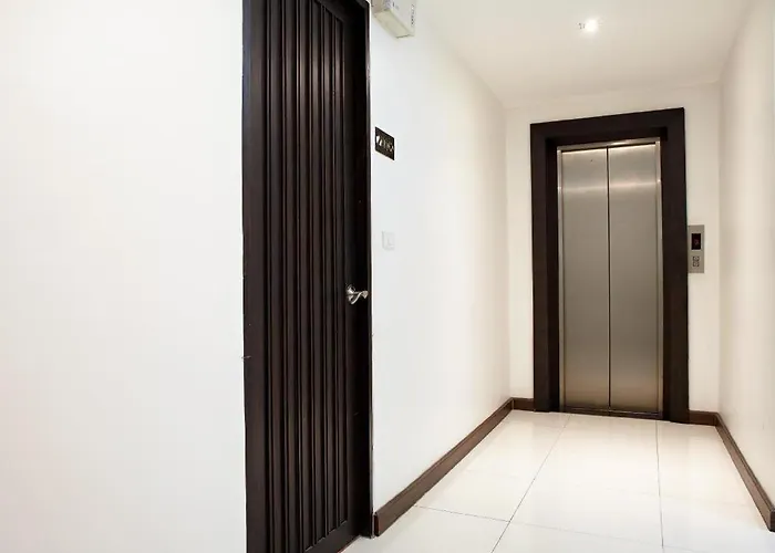 White House Asoke Sukhumvit 18 バンコク都