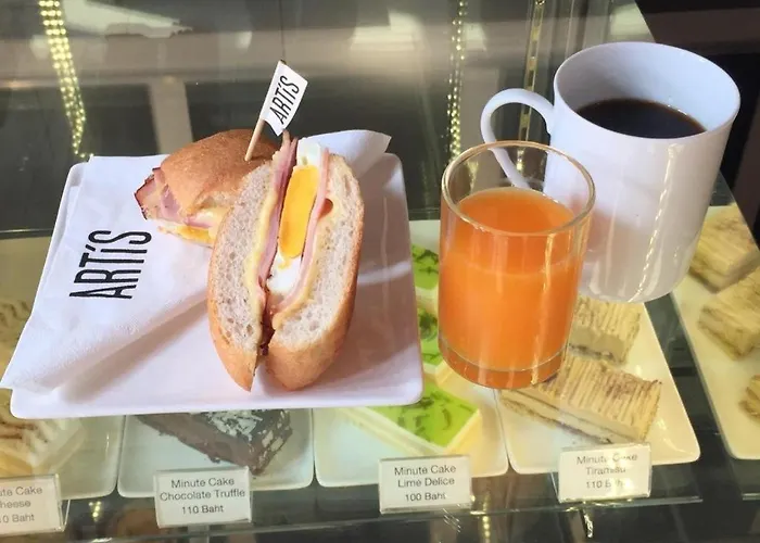 White House Asoke Sukhumvit 18 Отель Бангкок