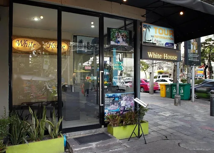 White House Asoke Sukhumvit 18 3* バンコク都