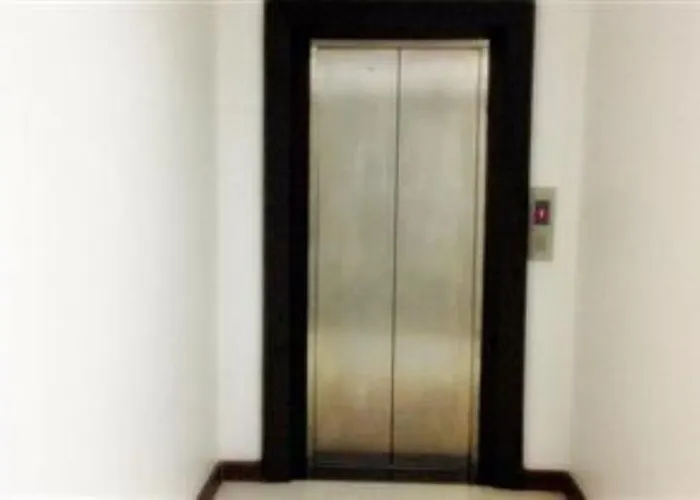 White House Asoke Sukhumvit 18 Бангкок