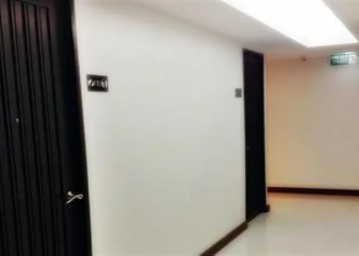 Отель White House Asoke Sukhumvit 18 Бангкок