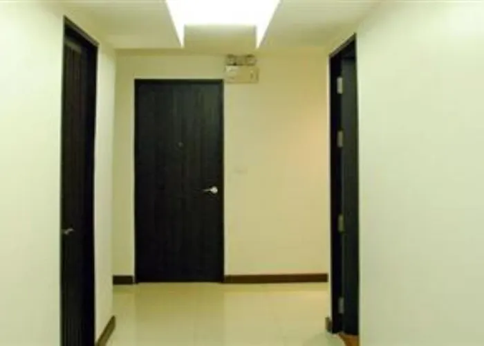 White House Asoke Sukhumvit 18 Отель 3*
