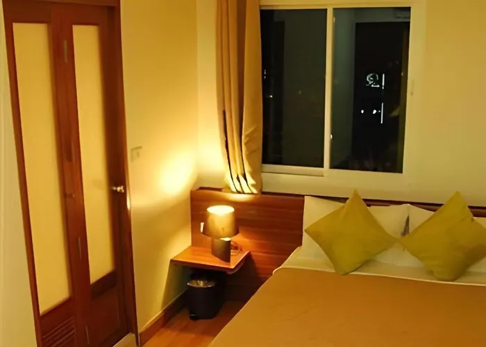 White House Asoke Sukhumvit 18 バンコク都
