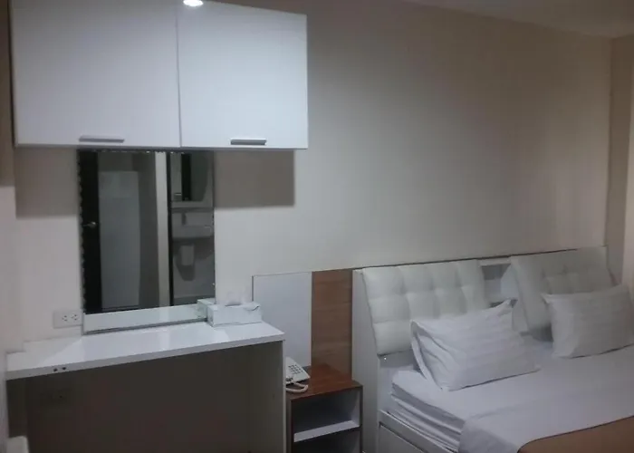 White House Asoke Sukhumvit 18 ホテル 3*