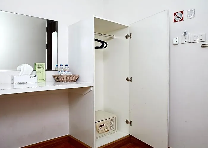 White House Asoke Sukhumvit 18 ホテル 3*