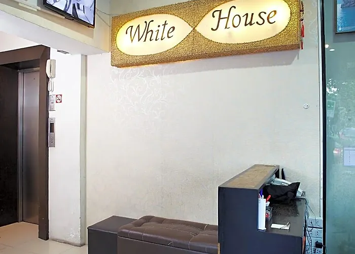 White House Asoke Sukhumvit 18 ホテル 3*