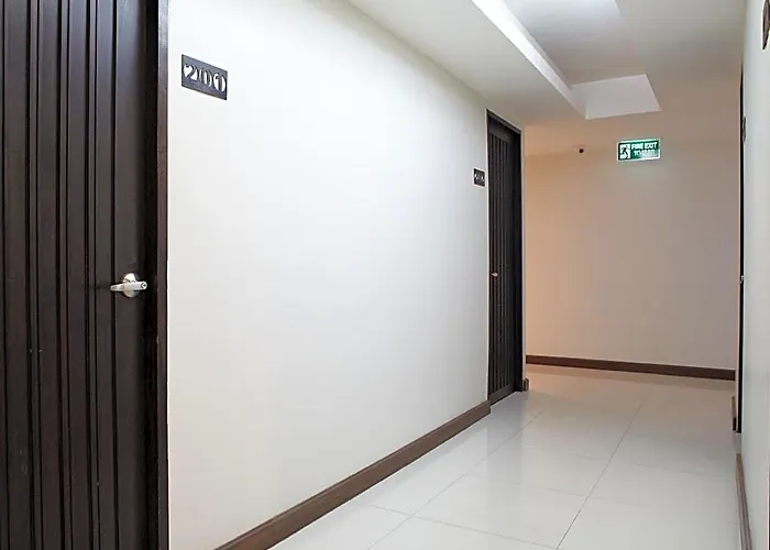 White House Asoke Sukhumvit 18 Бангкок
