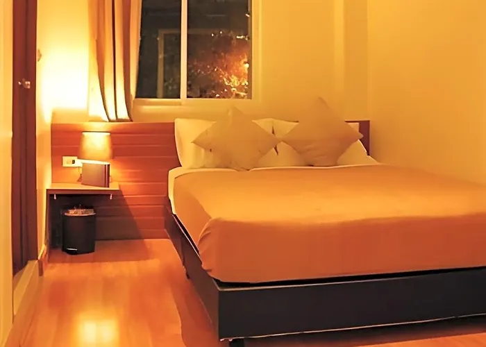 White House Asoke Sukhumvit 18 ホテル 3*