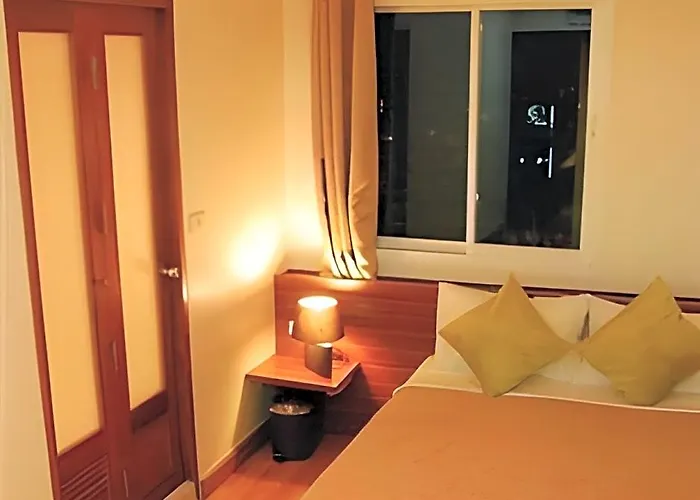 White House Asoke Sukhumvit 18 Бангкок