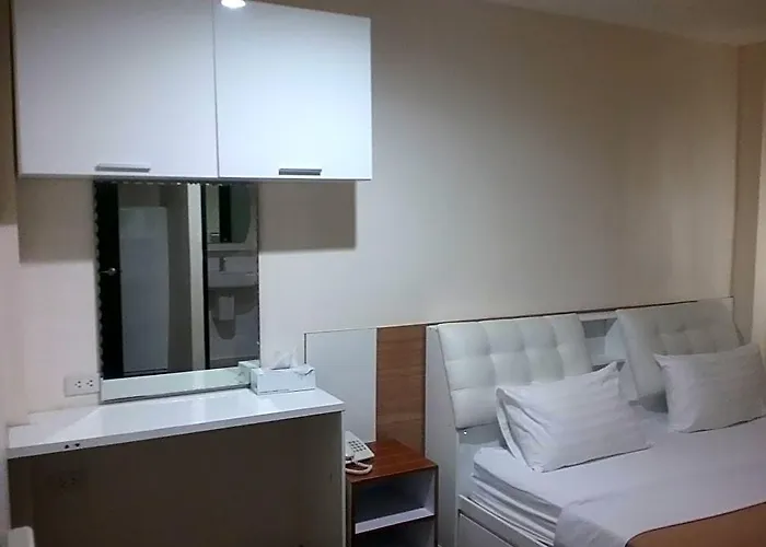 White House Asoke Sukhumvit 18 ホテル バンコク都