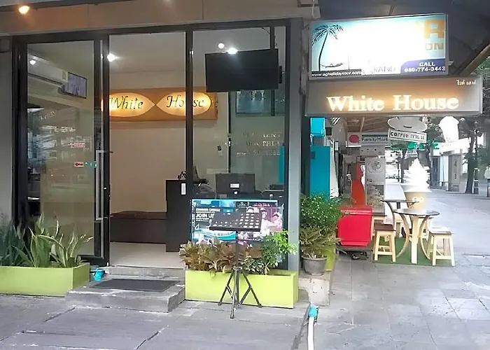 White House Asoke Sukhumvit 18 ホテル 3*