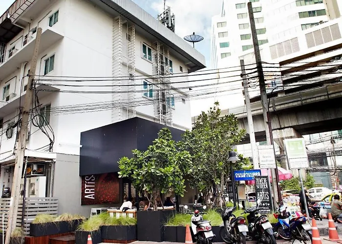 White House Asoke Sukhumvit 18 ホテル 3*