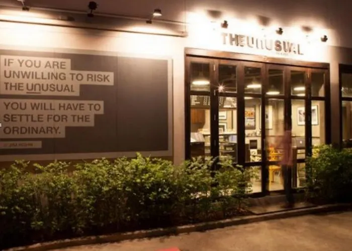White House Asoke Sukhumvit 18 ホテル バンコク都